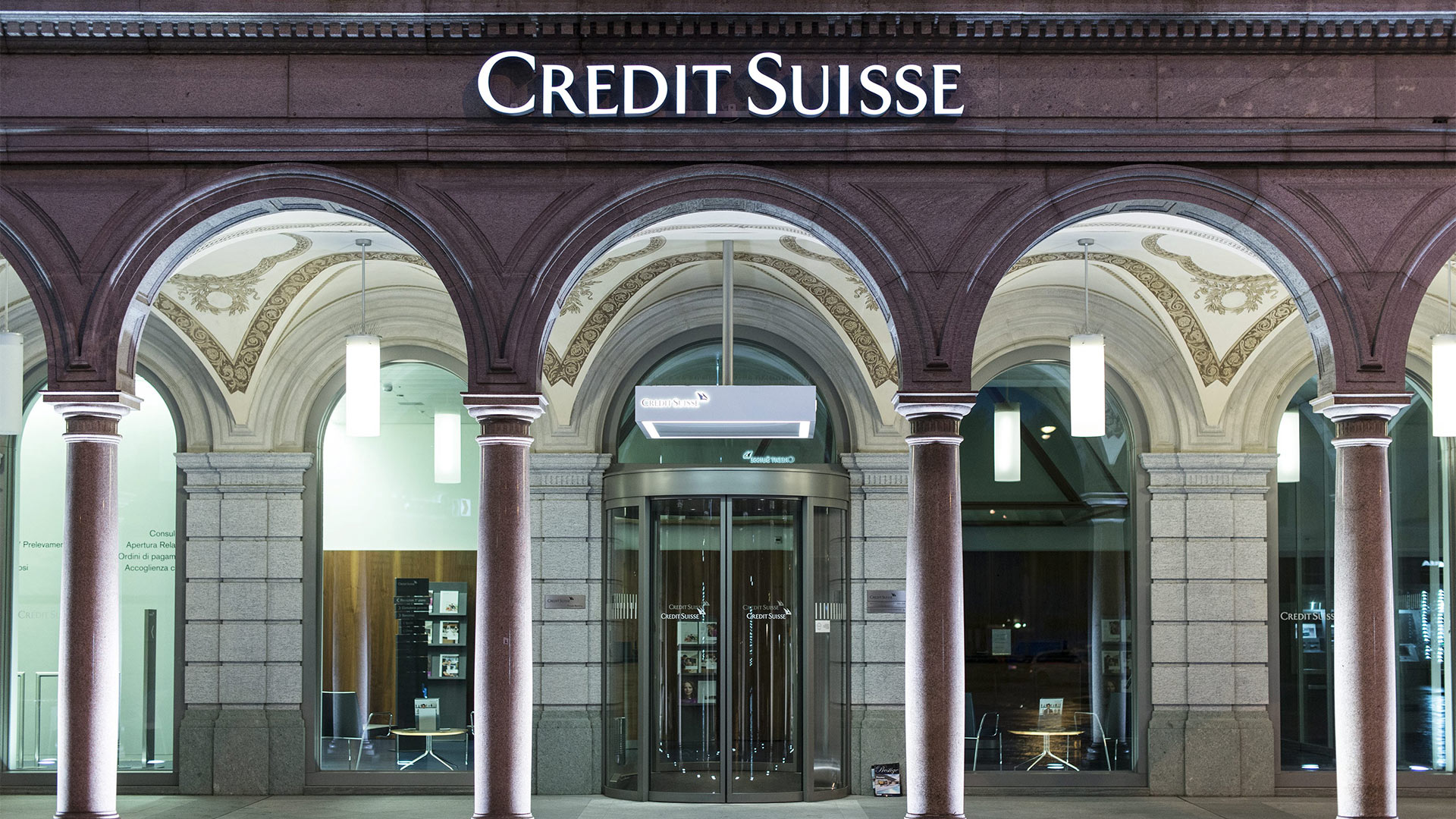 Das Logo der Schweizer Großbank Credit Suisse hängt über dem Filialen-Eingang in Lugano.