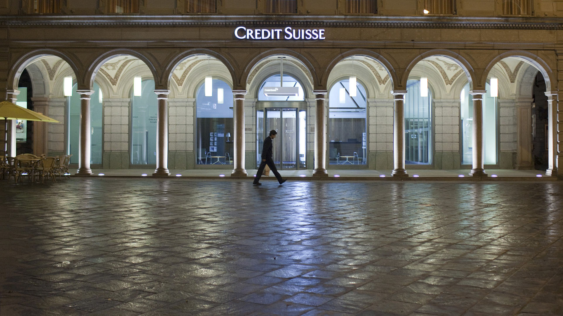 Das Logo der Schweizer Großbank Credit Suisse hängt über dem Filialen-Eingang in Lugano. | Picture-Alliance/KEYSTONE