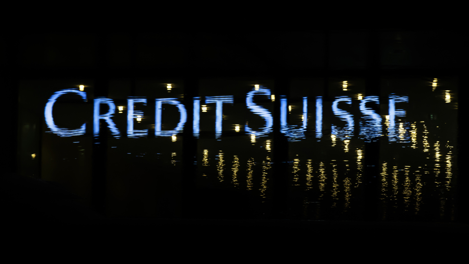 Das Logo der Schweizer Bank Credit Suisse spiegelt sich in einer Pfütze in Zürich. | dpa