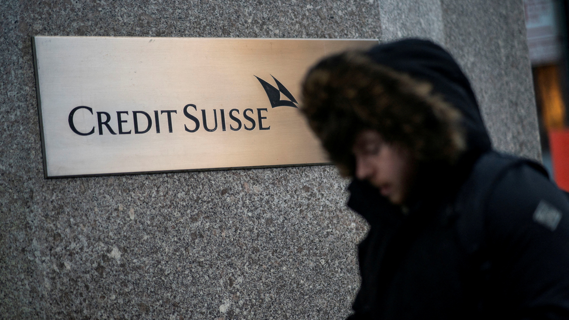 Ein Mann geht in der Nähe des Hauptsitzes der Credit Suisse Bank in New York City spazieren | REUTERS
