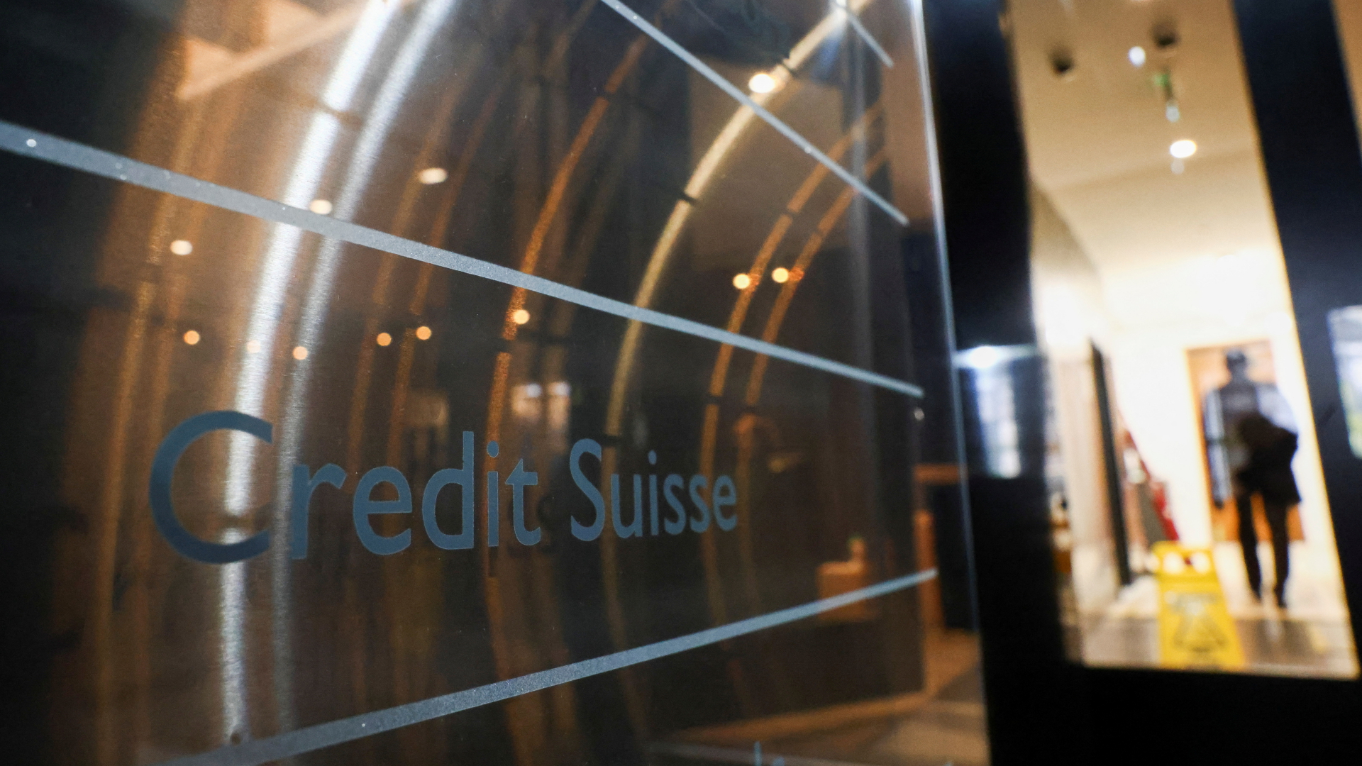 Blick in ein Gebäude der Credit Suisse in London | REUTERS
