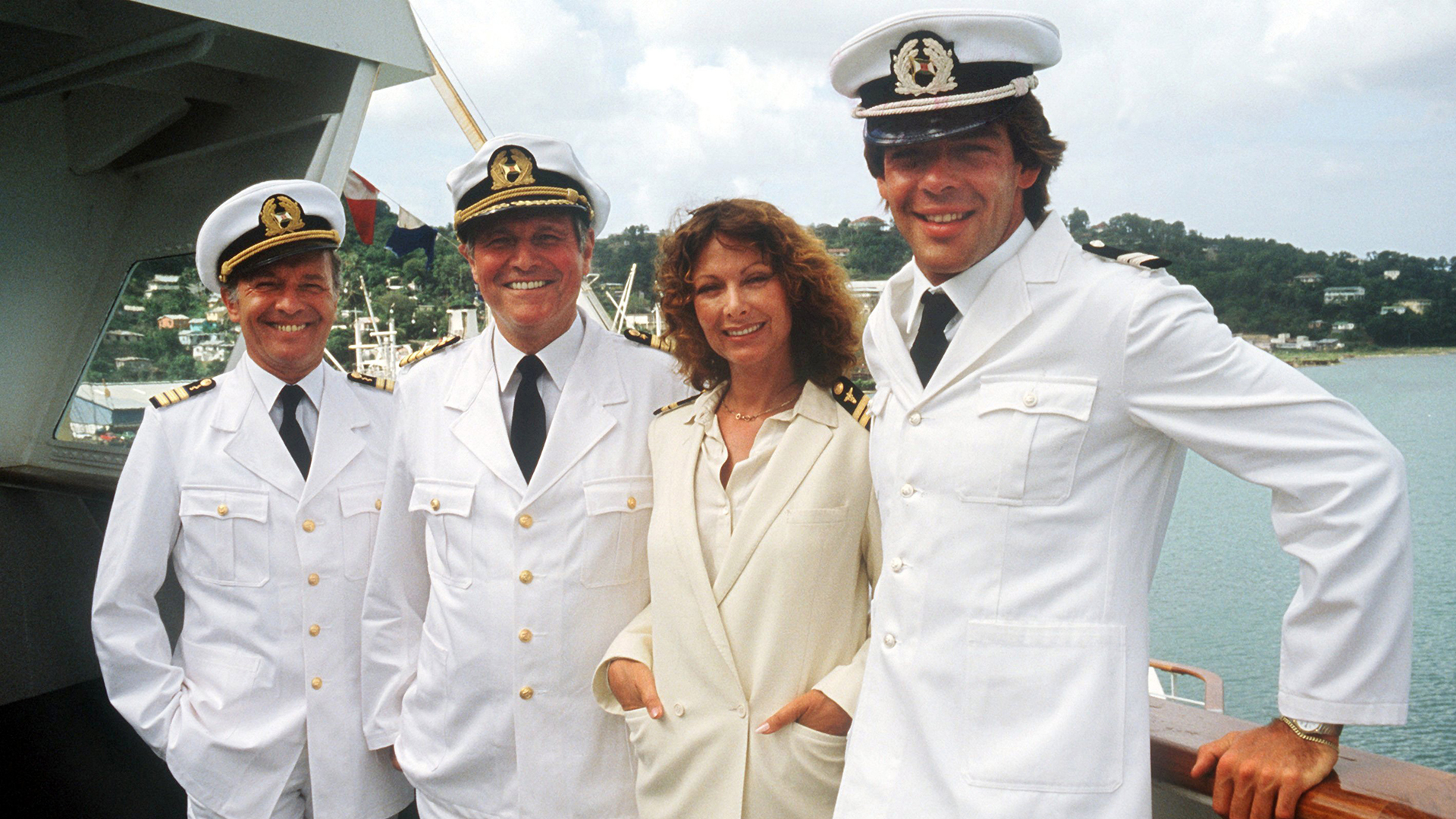 Die "Traumschiff"-Crew von 1983 (l-r) Horst Naumann als Schiffsarzt, Heinz Weiss als Kapitän, Heide Keller als Stewardess und Sascha Hehn als Steward. | dpa