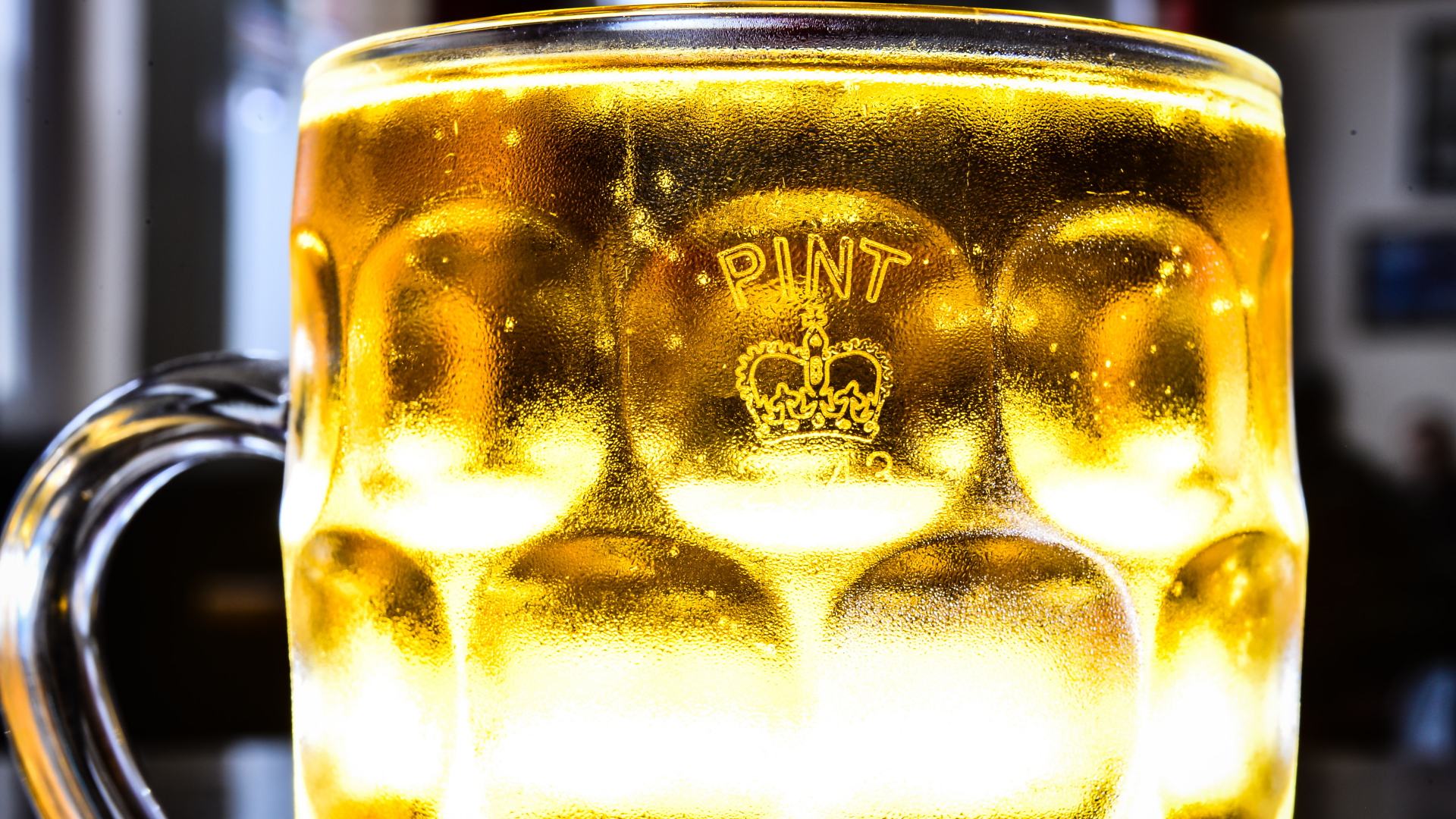 Das Symbol der königlichen Krone, "Crown Stamp", auf einem Pint-Bierglas. | dpa