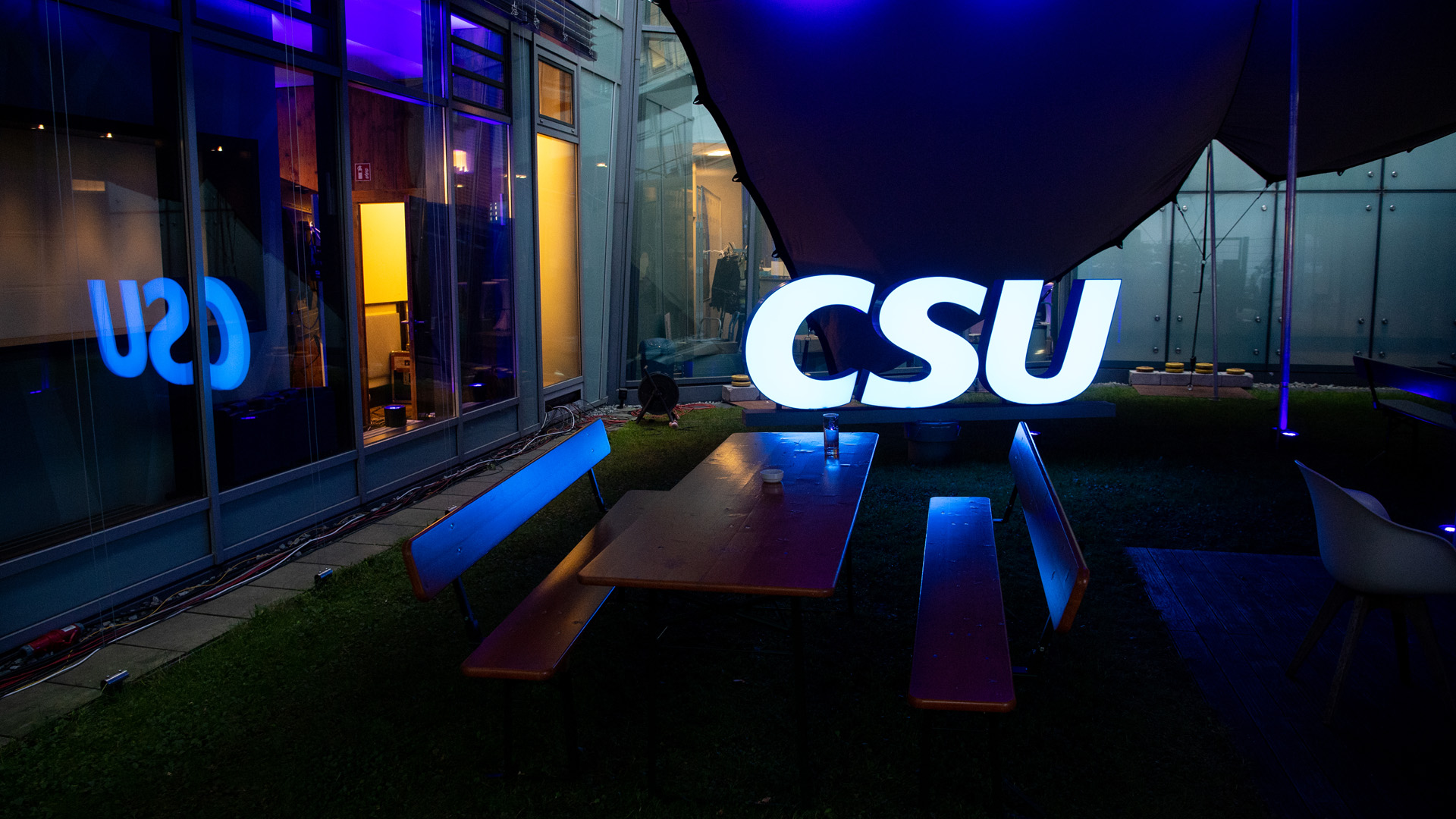 Beleuchtetes CSU-Logo. | dpa