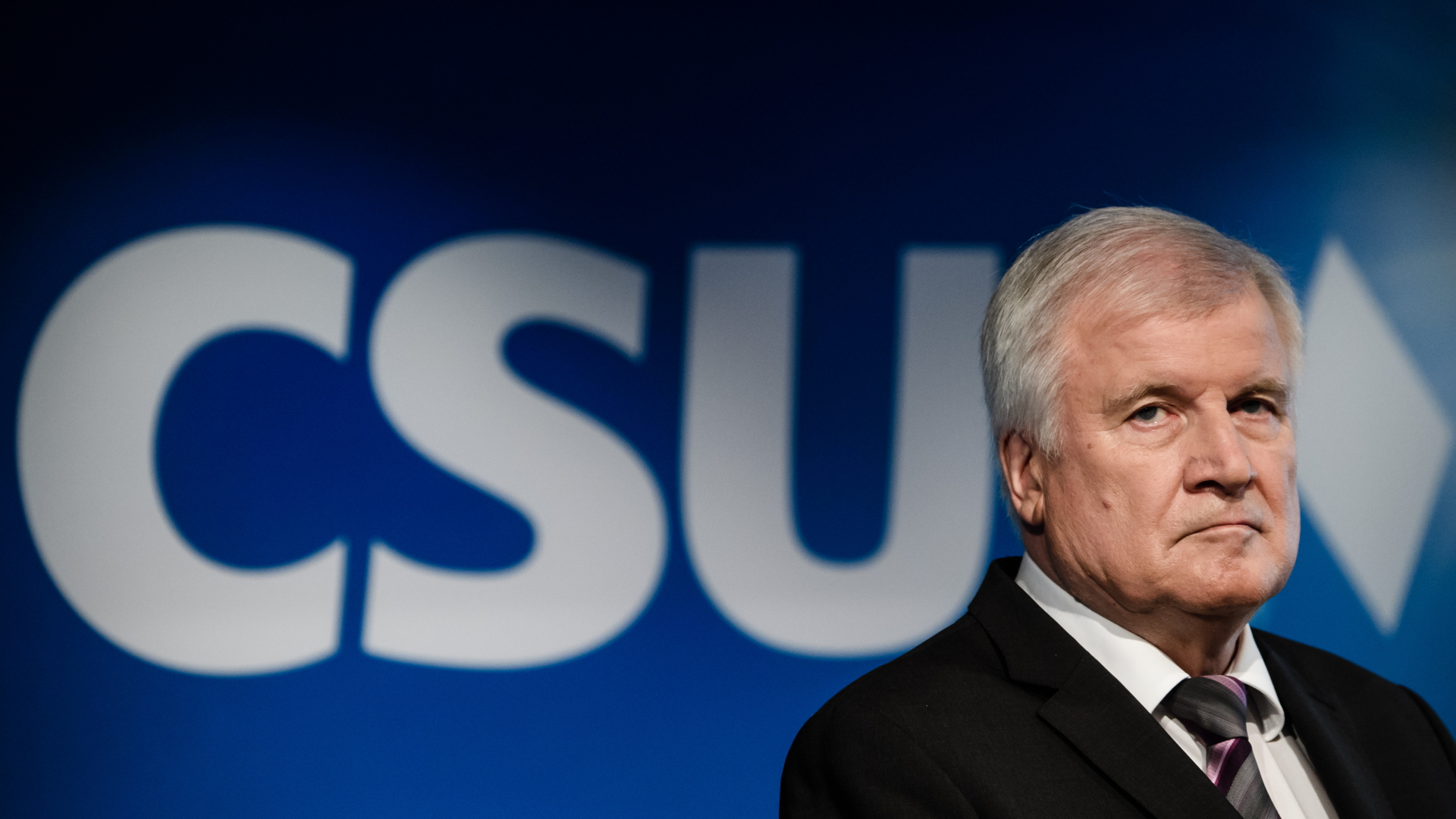 CSU-Vorsitzender Horst Seehofer vor einem CSU-Schriftzug | Bildquelle: CLEMENS BILAN/EPA-EFE/REX/Shutte