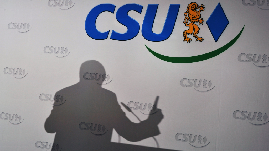CSU-Chef Seehofer wirft einen Schatten auf die Wand