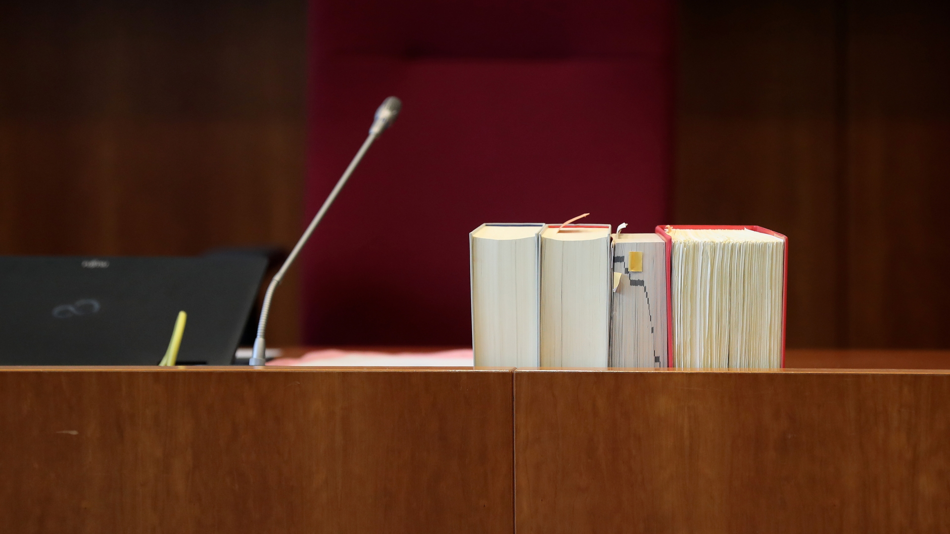Auf einem Tisch in einem Bonner Gerichtssaal, wo über den Cum-Ex-Skandal verhandelt wird, stehen Gesetzestexte | FRIEDEMANN VOGEL/EPA-EFE/REX
