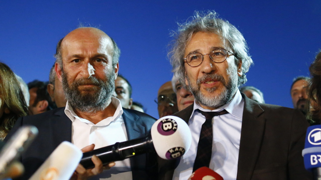 Die verurteilten "Cumhuriyet"-Journalisten Gül (links) und Dündar