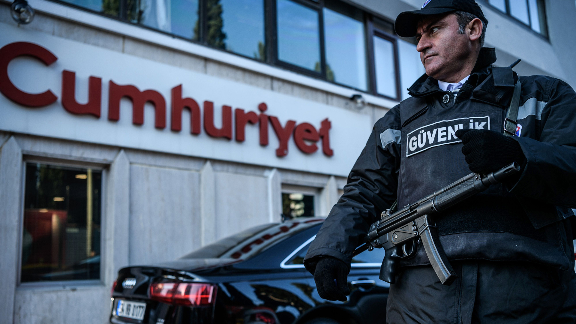 Ein Polizist vor dem dem Verlag der Cumhuriyet | AFP