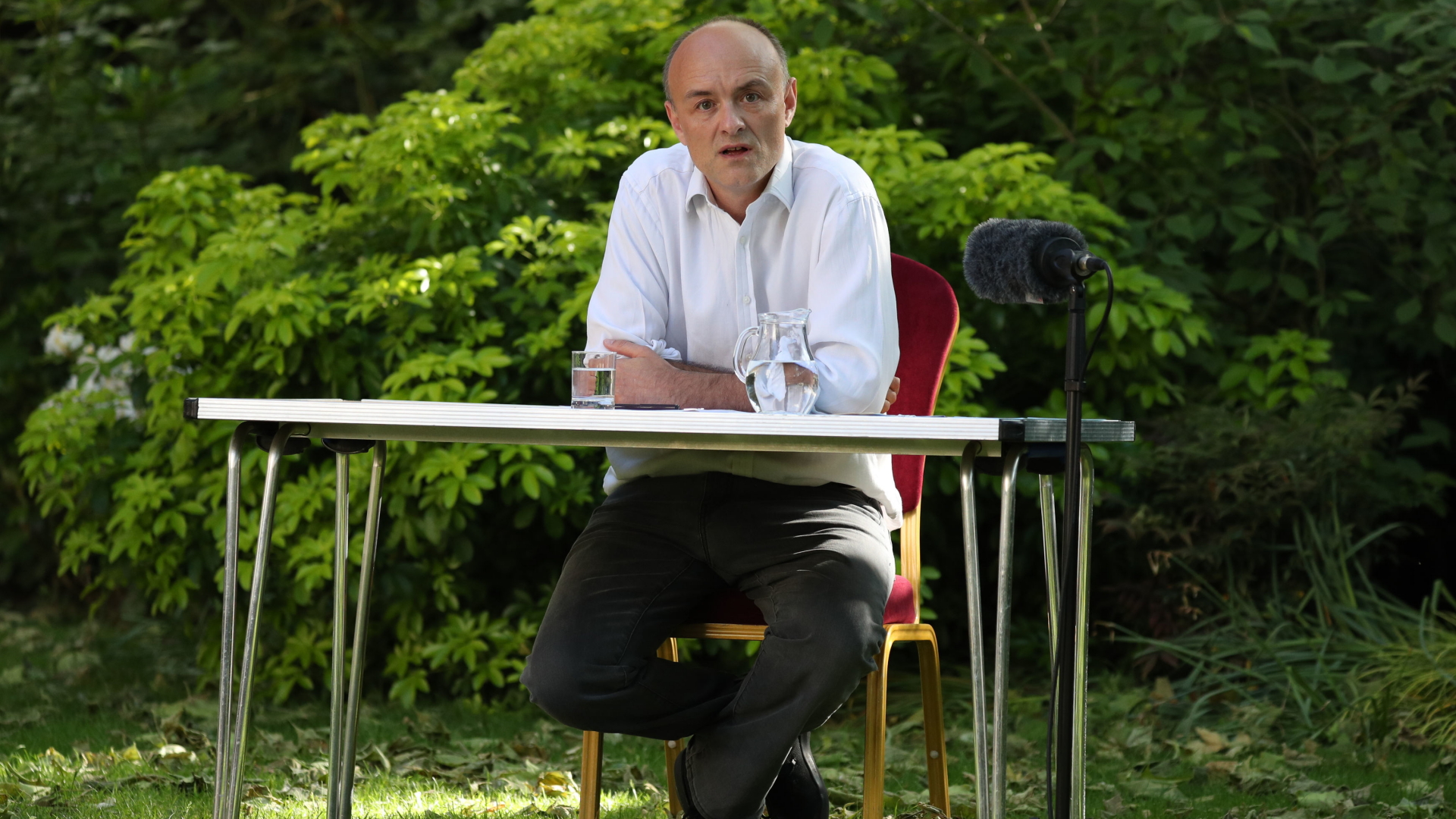 Regierungsberater Dominic Cummings gibt im Garten von 10 Downing Street eine Erklärung ab. | AFP