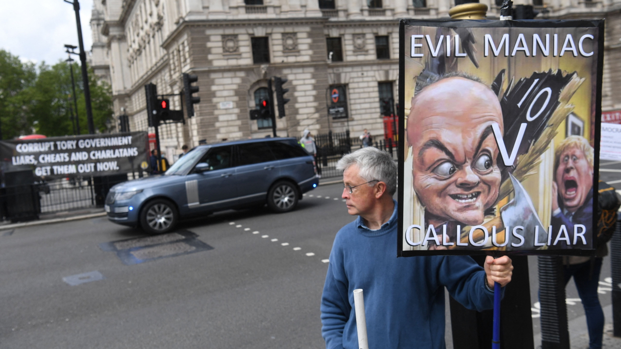 Vor dem britischen Parlament demonstrieren Gegner von Ex-Regierungsberater Cummings und bezeichnen ihn als einen Lügner. | AFP