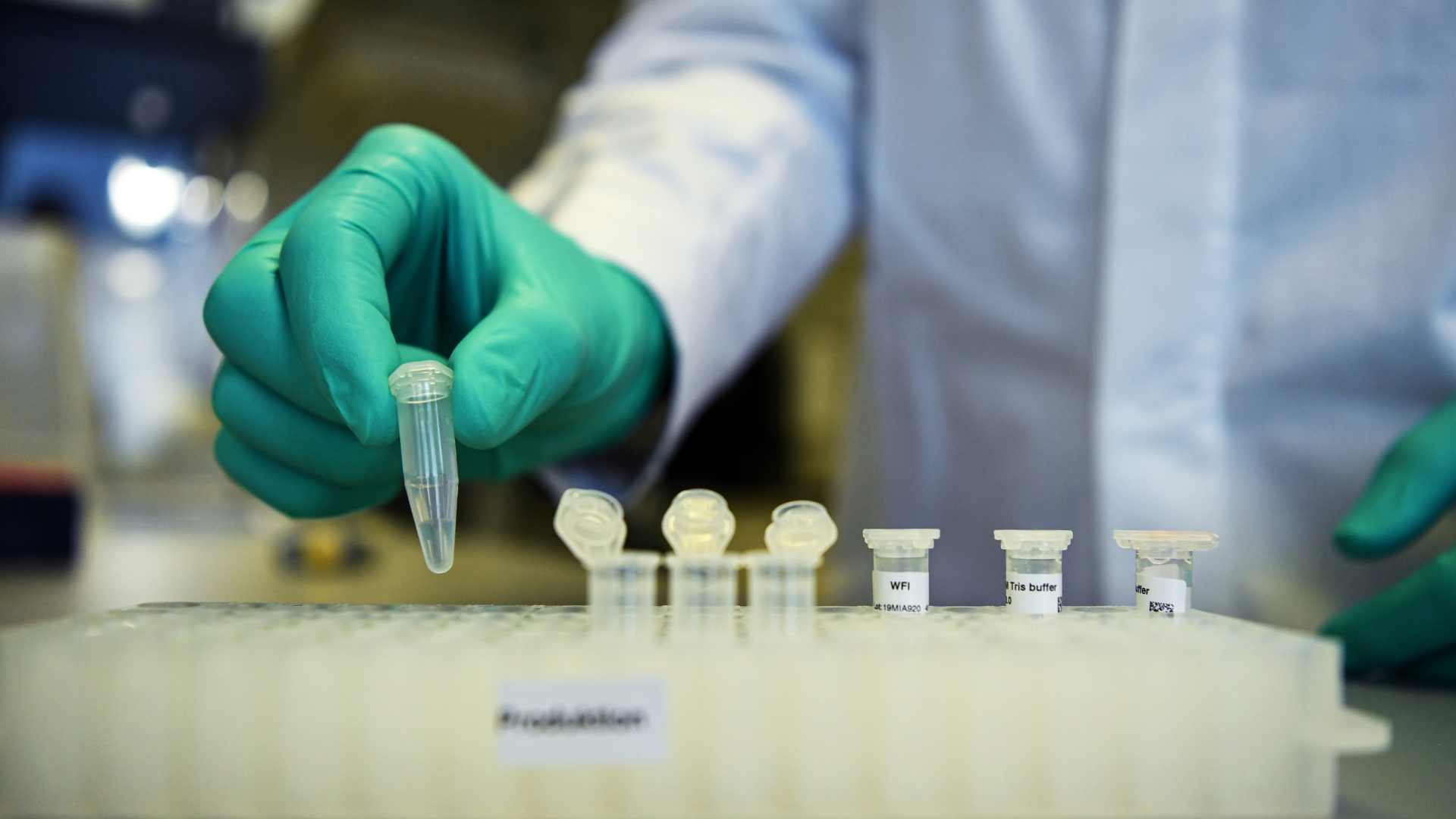 Ein Mitarbeiter eines deutschen Pharmaherstellers arbeitet in einem Labor. | REUTERS