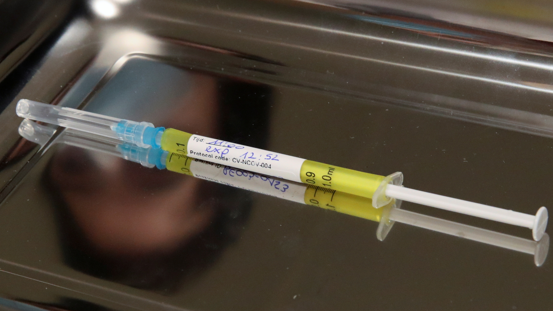 Eine Spritze enthält den Corona-Impfstoff von CureVac | REUTERS