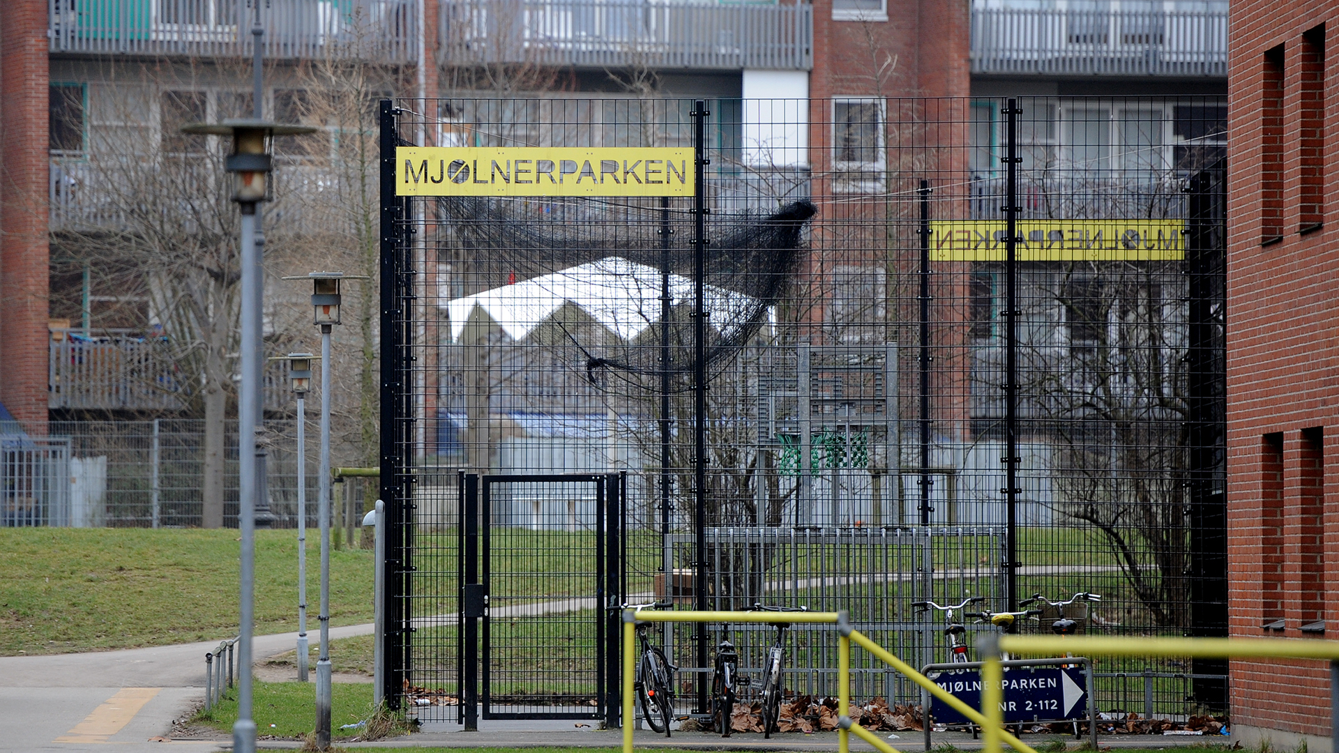 "Mjoelnerparken" steht auf Schildern vor Wohnblocks | Bildquelle: picture alliance / dpa
