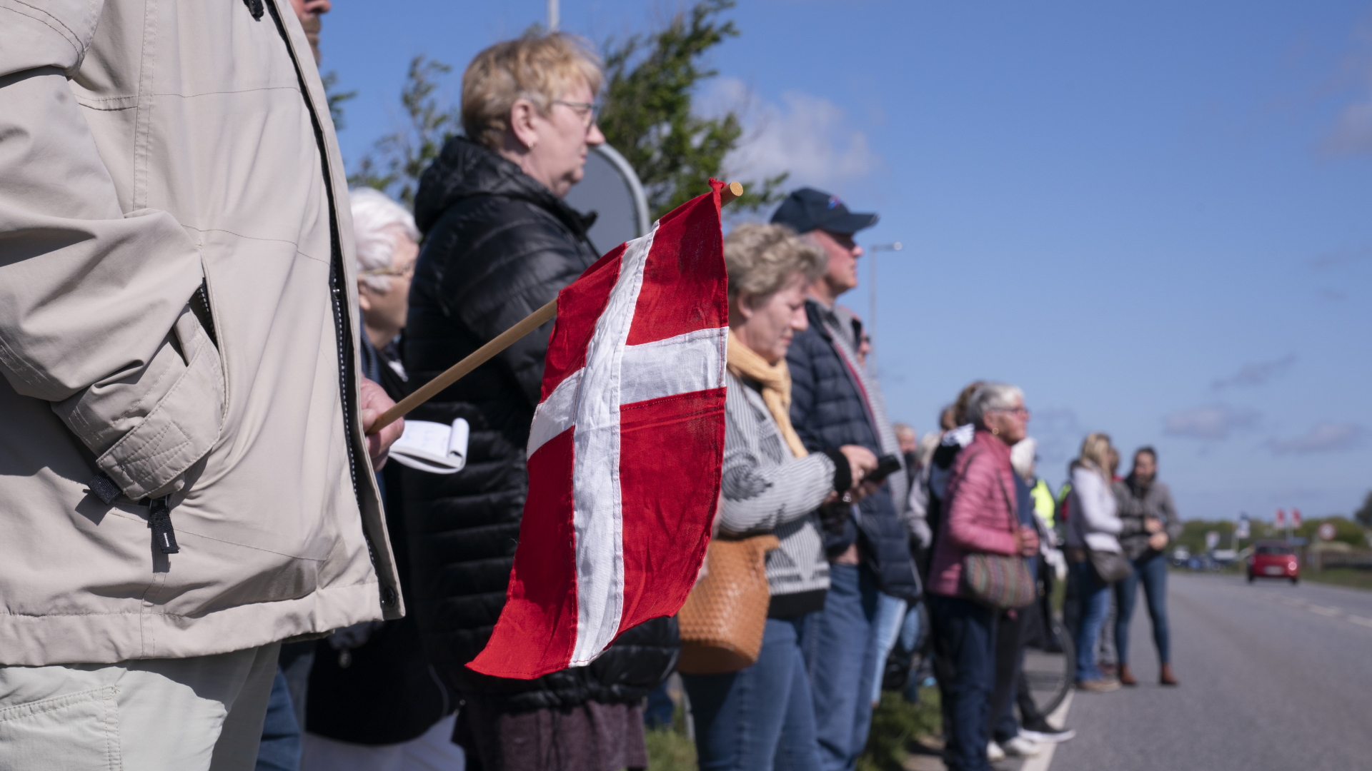 Menschen demonstrieren am Grenzübergang Saed in Dänemark für die Öffnung der Grenze zwischen Dänemark und Deutschland.  | dpa