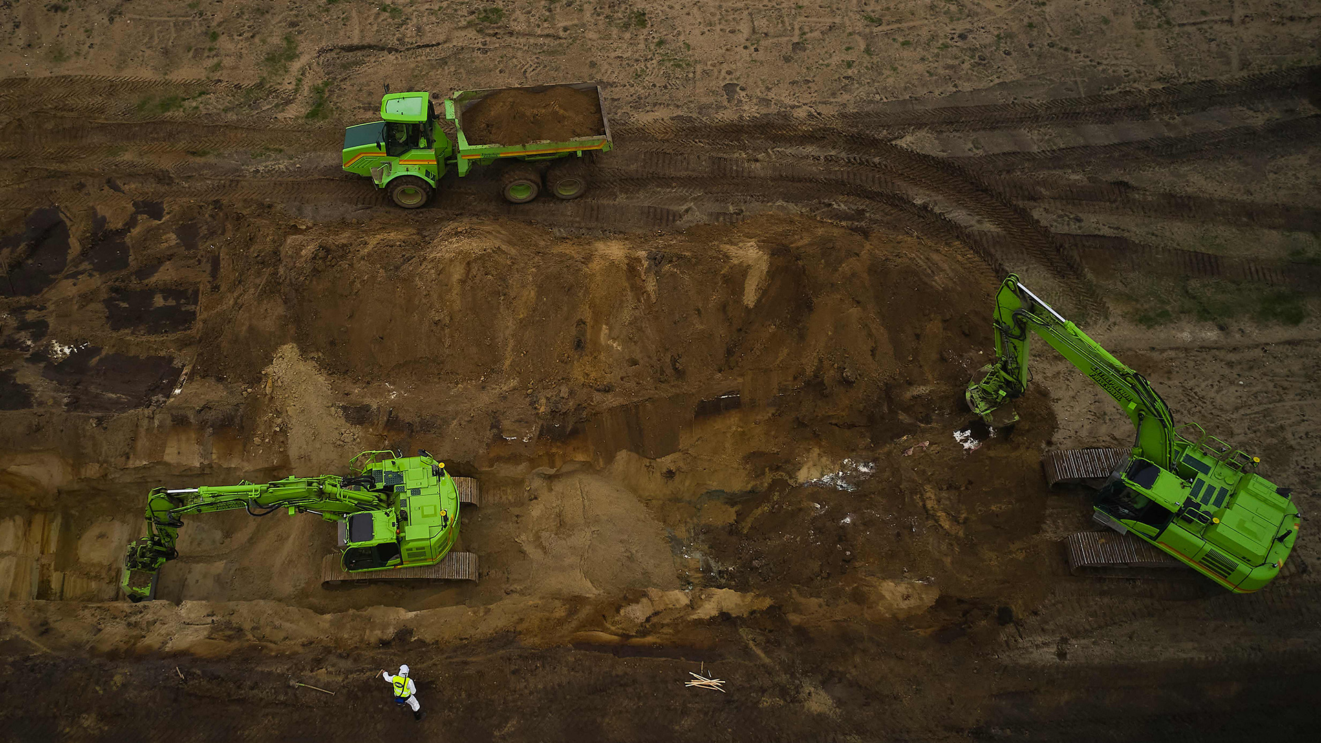Luftaufnahme von Baggern und Lastern bei der Exhumierung von begrabenen Nerzen | AFP