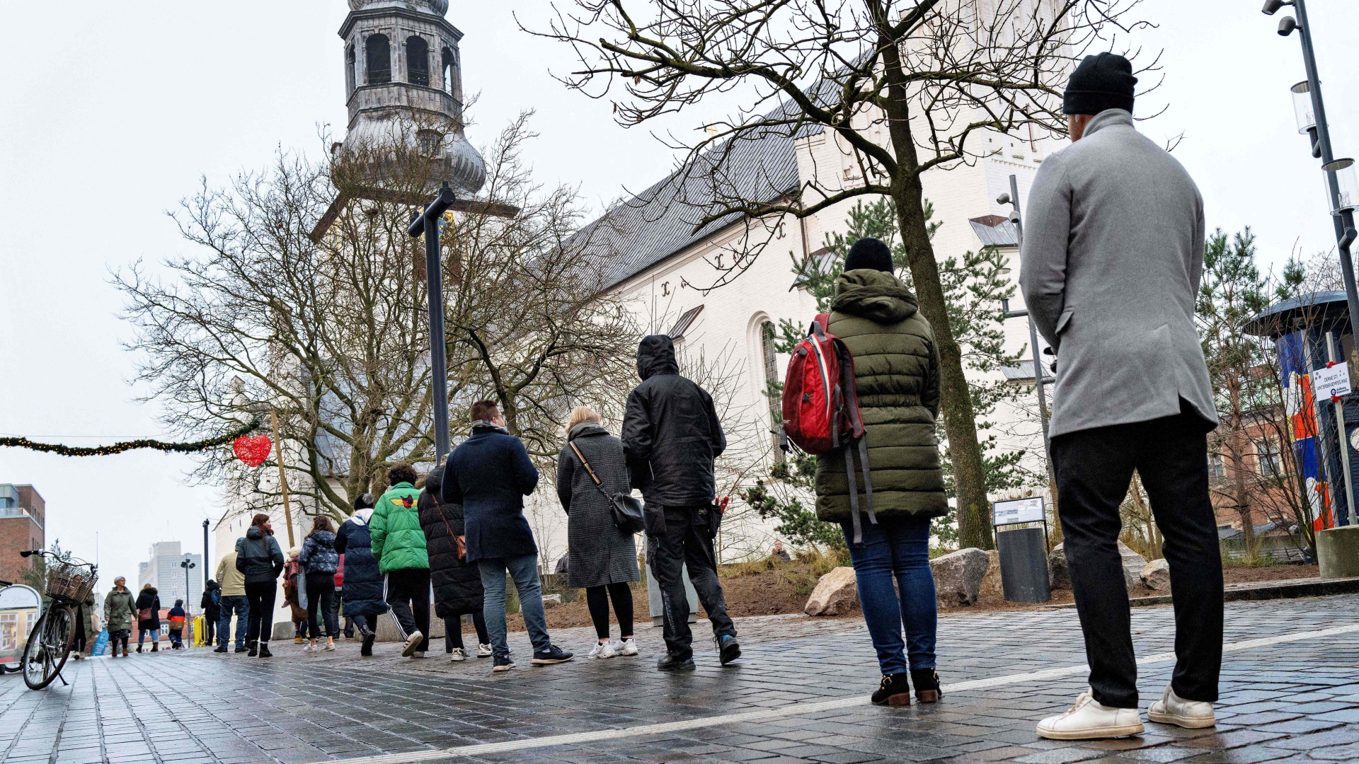 Menschen warten in Aalborg vor einem Testzentrum | AFP