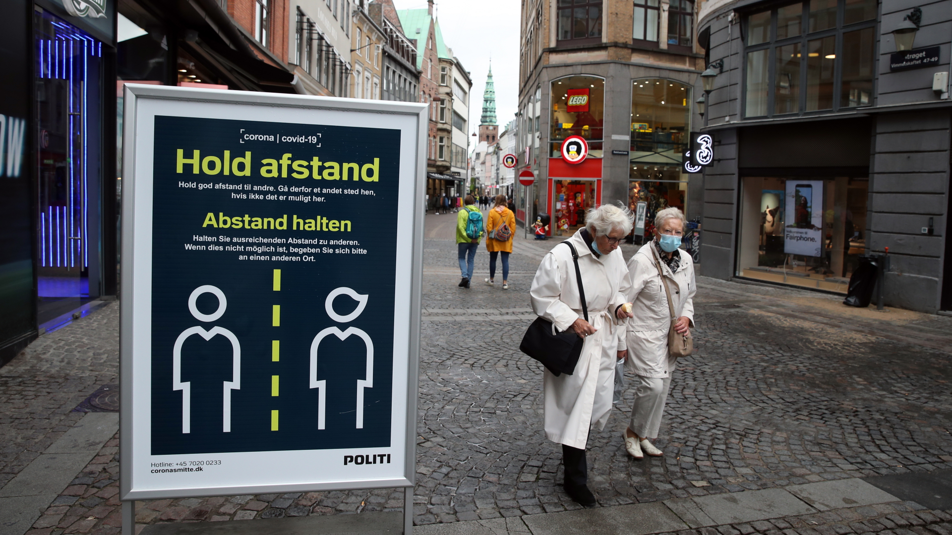 Zwei ältere Frauen in der Fußgängerzone in Kopenhagen | dpa