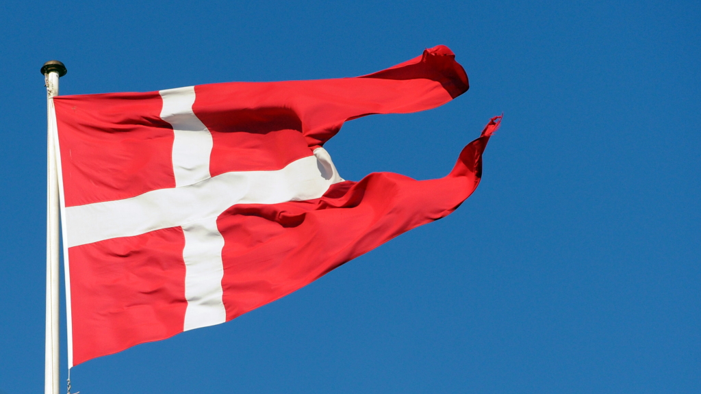 Eine dänische Flagge an einem Fahnenmast. | dpa