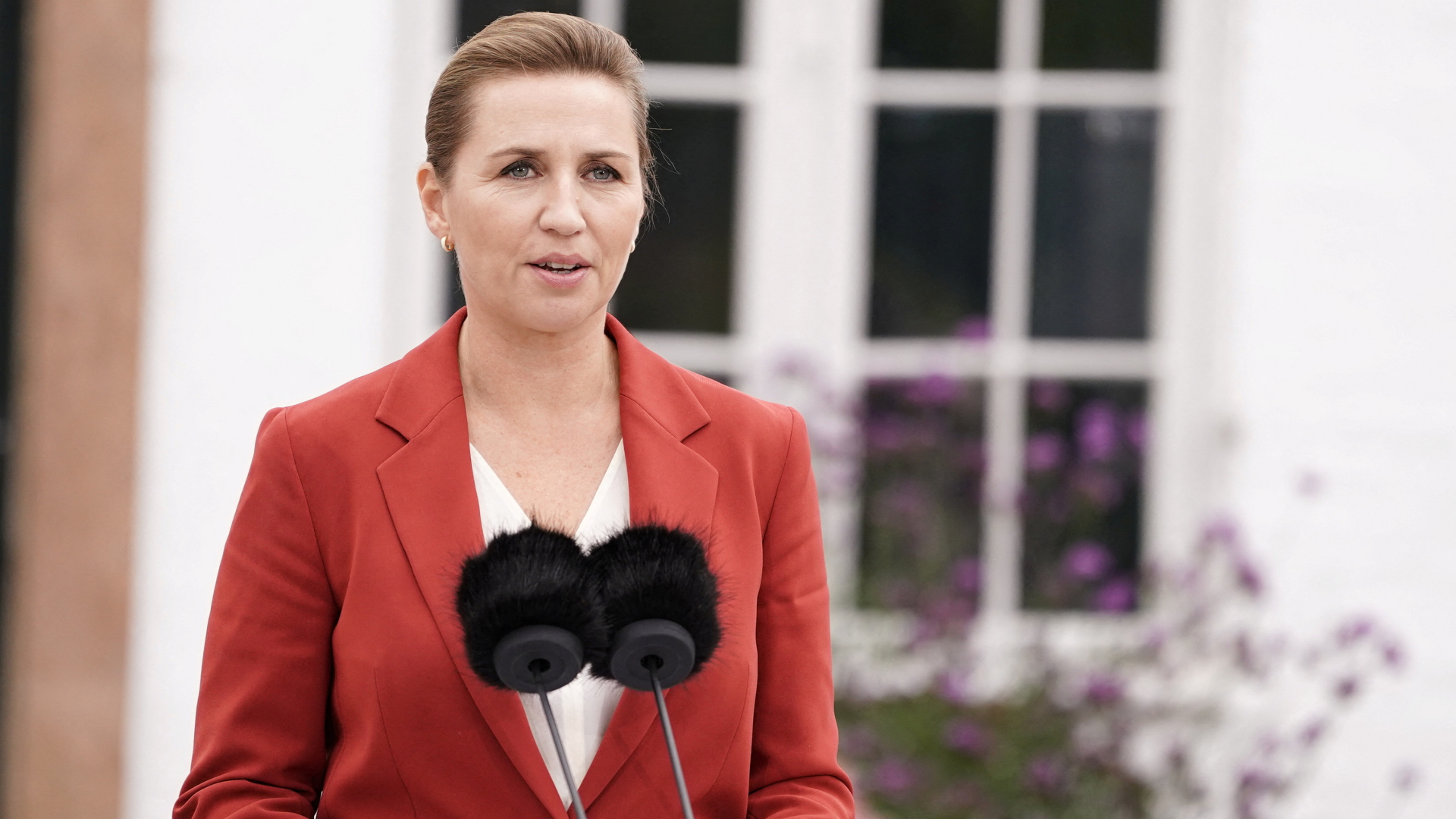 Die dänische Ministerpräsidentin Mette Frederiksen kündigt am 5. Oktober 2022 vor ihrem Amtswohnsitz Marienborg vorgezogene Neuwahlen an. | via REUTERS