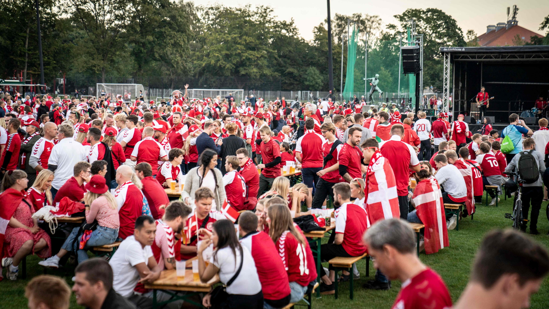 Menschen haben sich vor dem Länderspiel Dänemark - Israel in einem Park in Kopenhagen versammelt. (7. September)