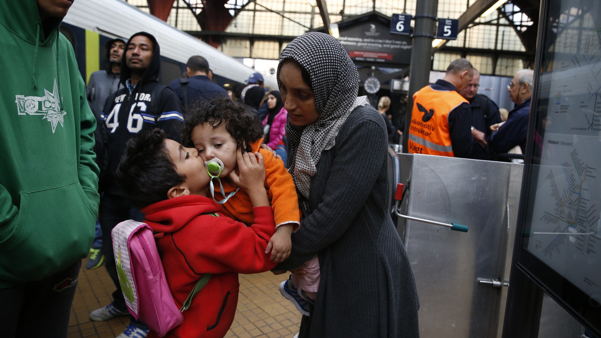 Eine syrische Familie am Bahnhof Kopenhagen (Archivbild von 2015). | picture alliance / AP Photo