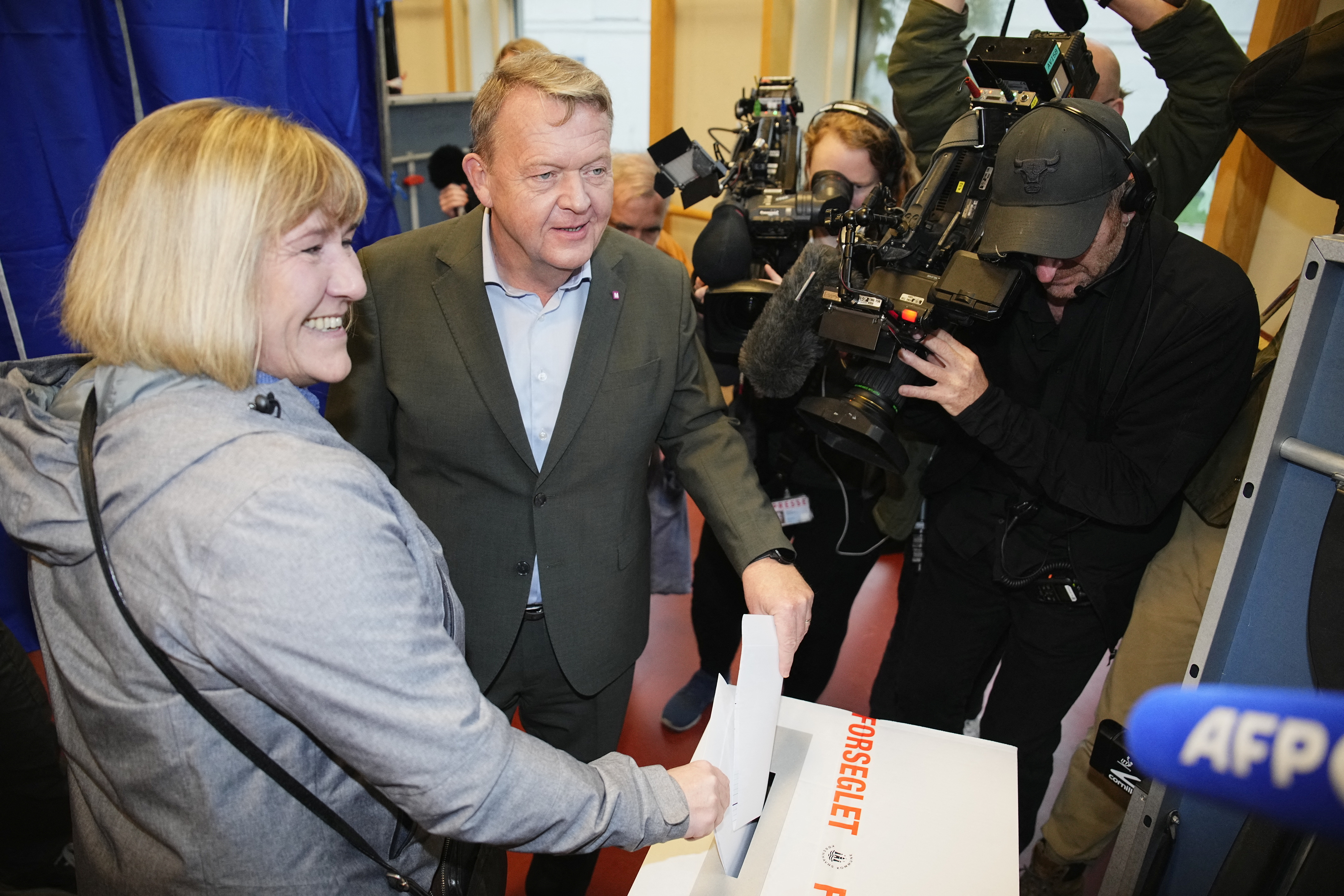Der Vorsitzende der dänischen Moderaten - Lars Loekke Rasmussen - und seine Frau Solrun Loekke Rasmussen stimmen in Kopenhagen ab. | via REUTERS