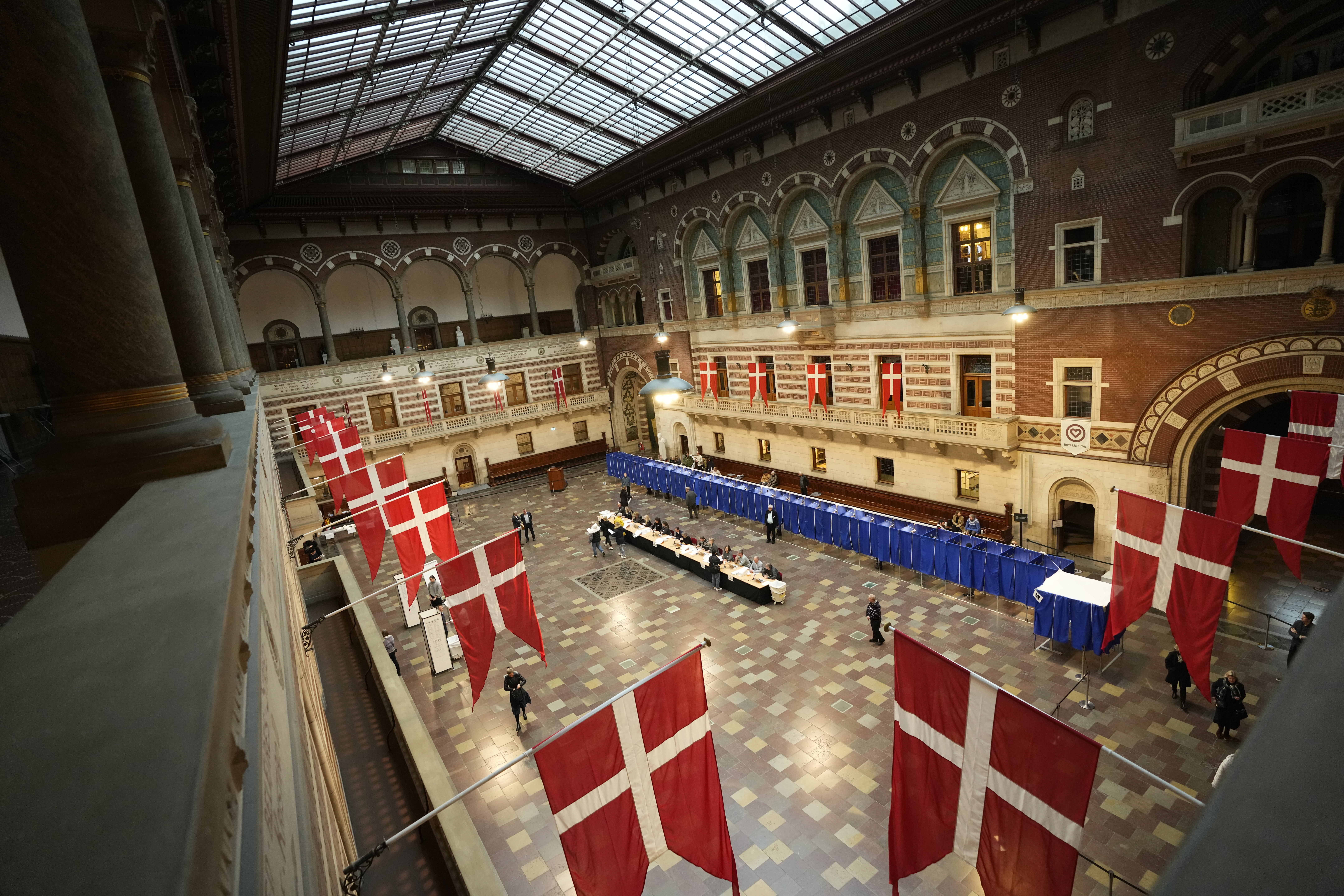 Blick in das während der Parlamentswahlen 2022 im Rathaus der dänischen Hauptstadt Kopenhagen eingerichtete Wahllokal.  | dpa