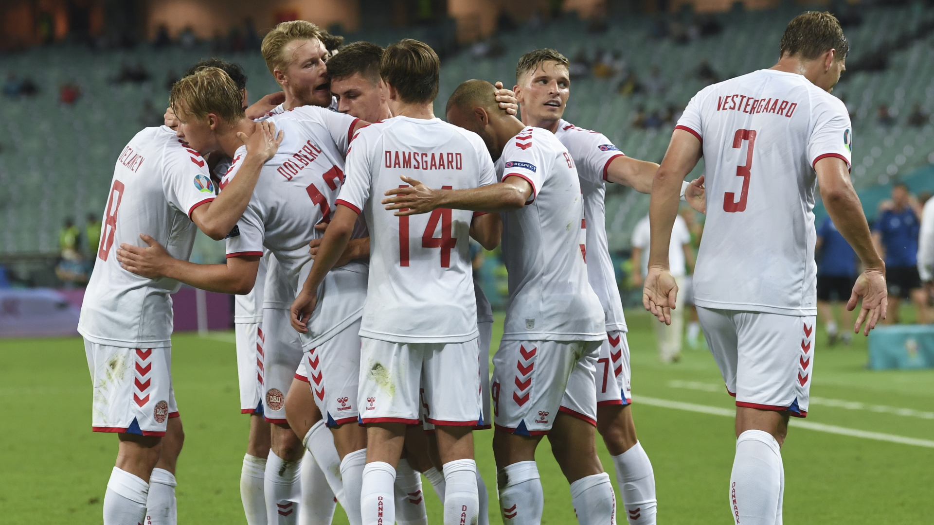 Dänemarks Kasper Dolberg (2.v.l.) bejubelt sein Tor zum 0:2 mit seinen Mannschaftskollegen. | dpa