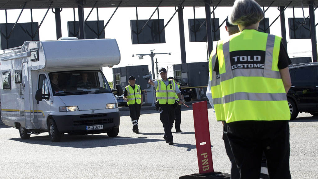Dänische Zollbeamte am Grenzübergang der Öresund-Brücke zu Schweden | dpa