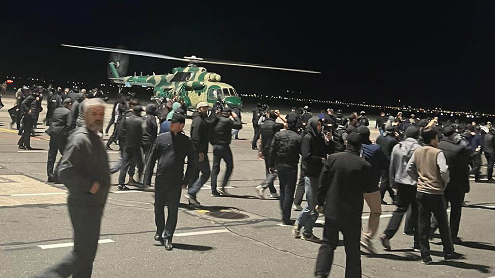Männer auf dem Rollfeld am Flughafen in Machatschkala.