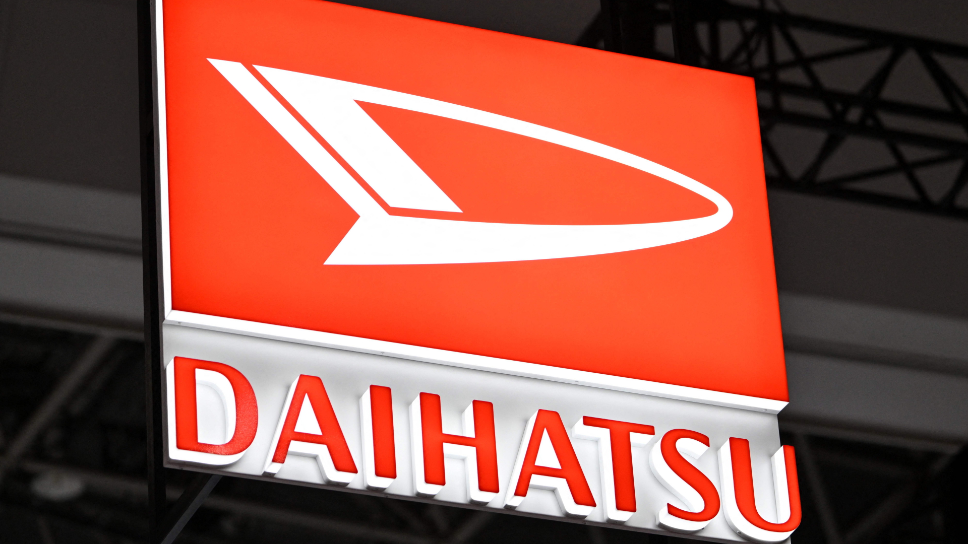 Das Logo von Daihatsu auf einem Aufsteller.