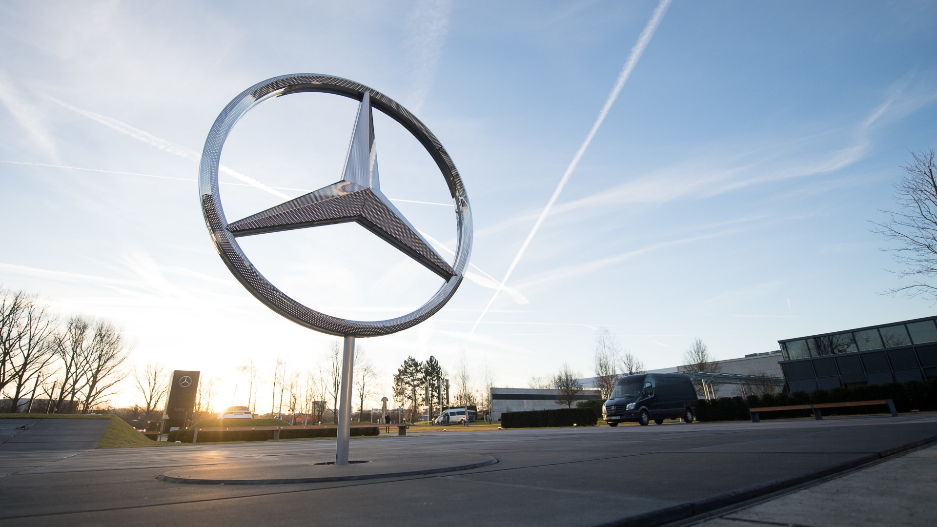  Ein Mercedes-Stern steht am Mercedes-Benz-Werk in Sindelfingen. | dpa