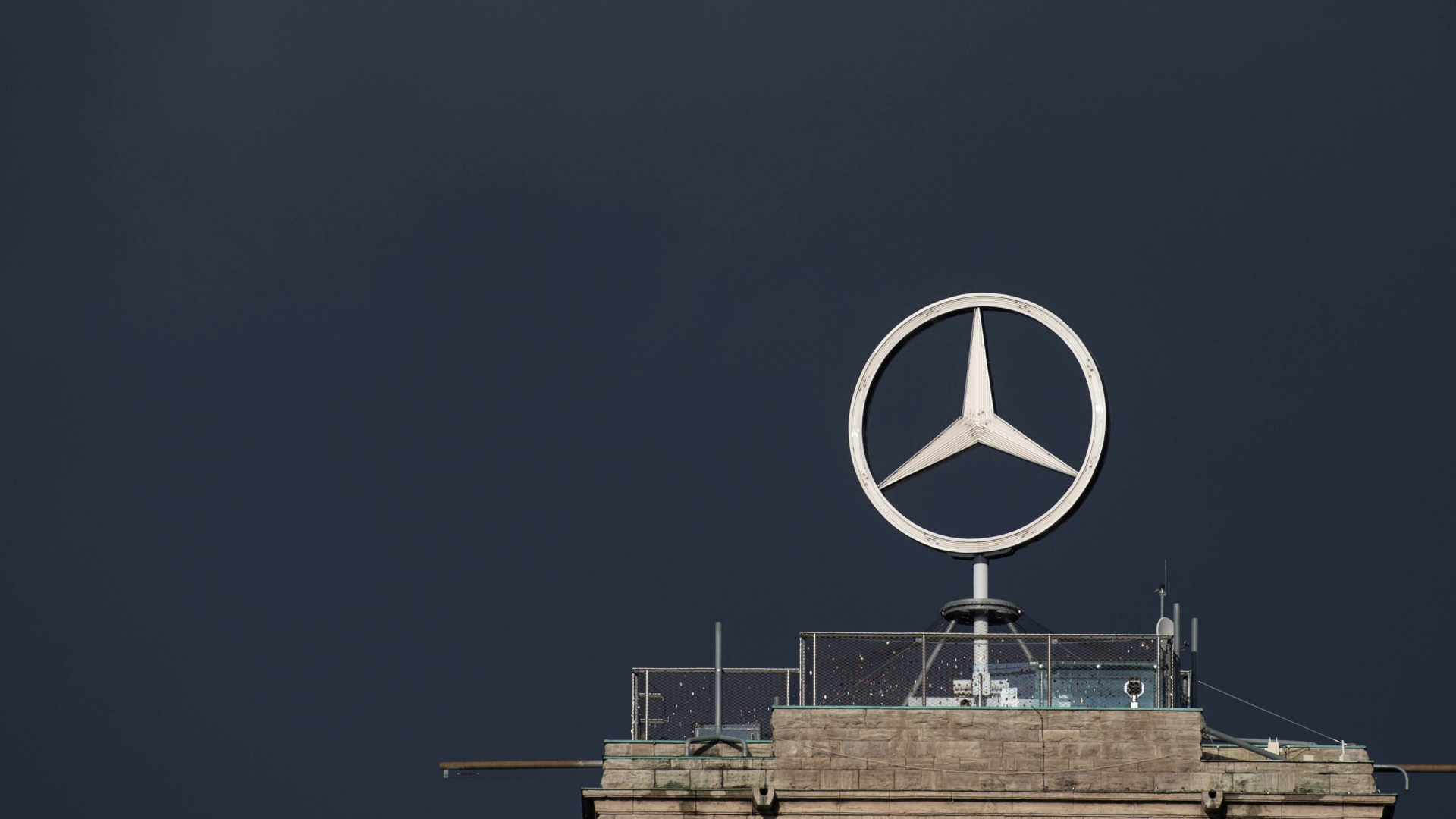 Der Mercedes-Stern ist auf dem Turm des Stuttgarter Hauptbahnhofs zu sehen.  | dpa