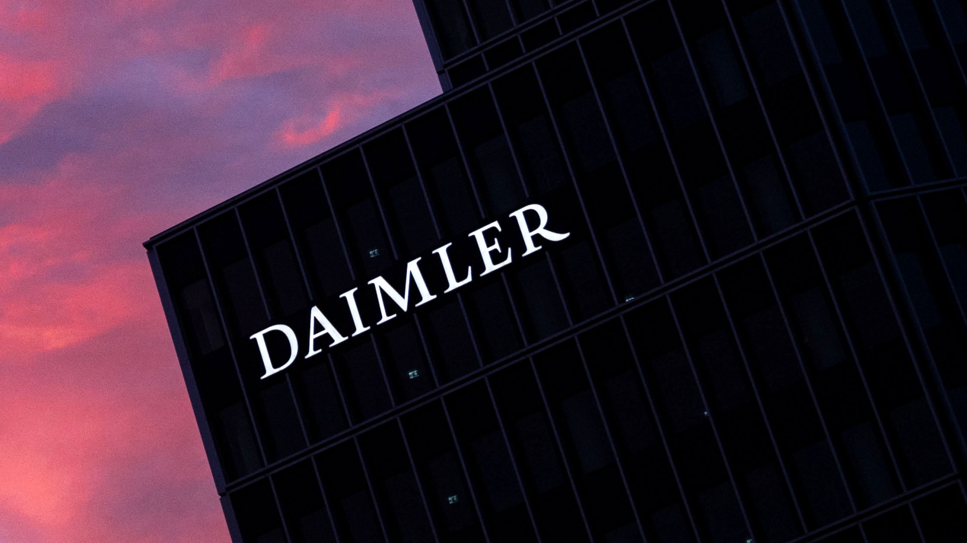 Logotipo del fabricante de automóviles Daimler en el edificio de la sede del grupo |  dpa