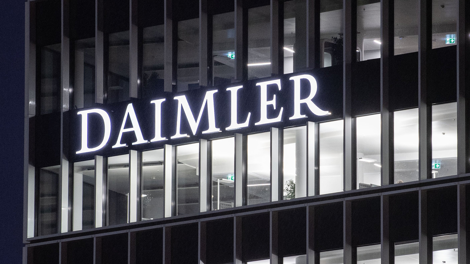 Der Schriftzug der Daimler-AG ist an der Konzernzentrale zu sehen. | picture alliance/dpa