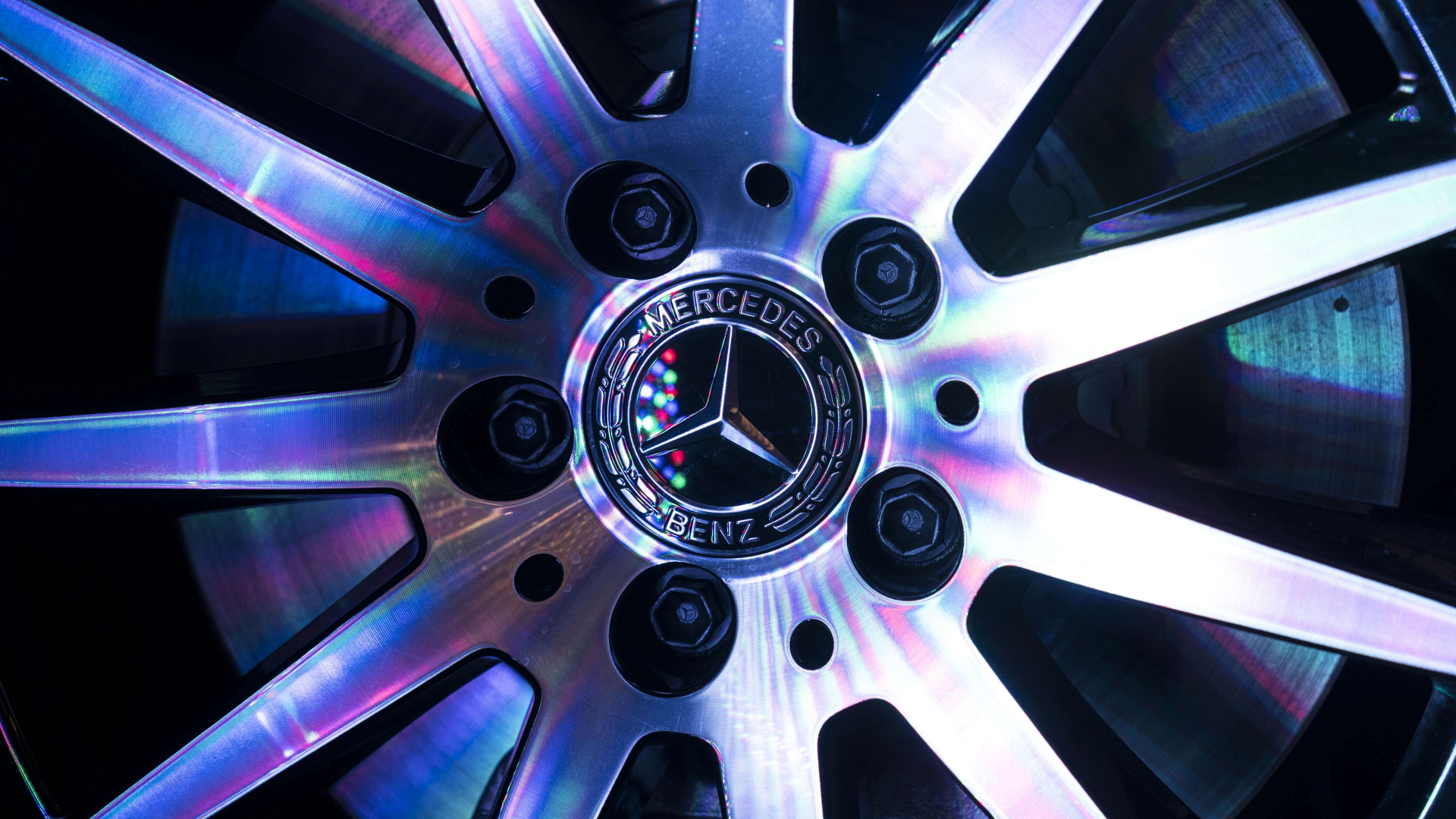 Auf einer Radkappe ist das Mercedes-Benz-Logo zu sehen.