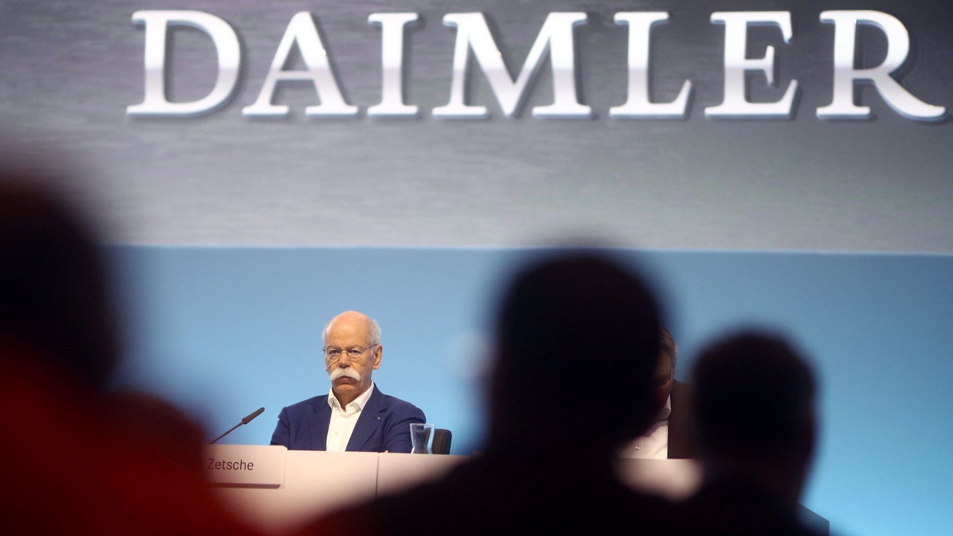 Daimler-Chef Dieter Zetsche bei der Jahreskonferenz in Stuttgart auf der Bühne. | REUTERS