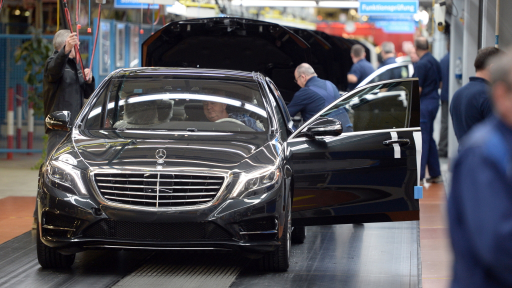 Mitarbeiter der Automarke Mercedes-Benz im Daimler Konzern fertigen  im Mercedes-Benz Werk in Sindelfingen Fahrzeuge der S-Klasse.