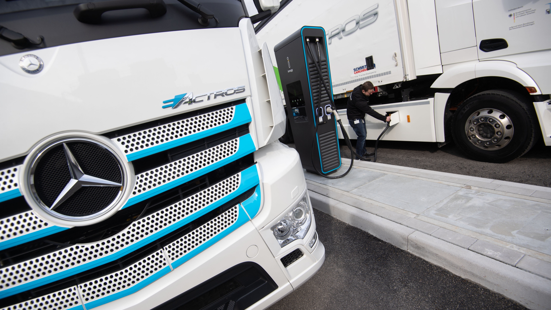 Lastwagen von Daimler Truck beim Aufladen | dpa