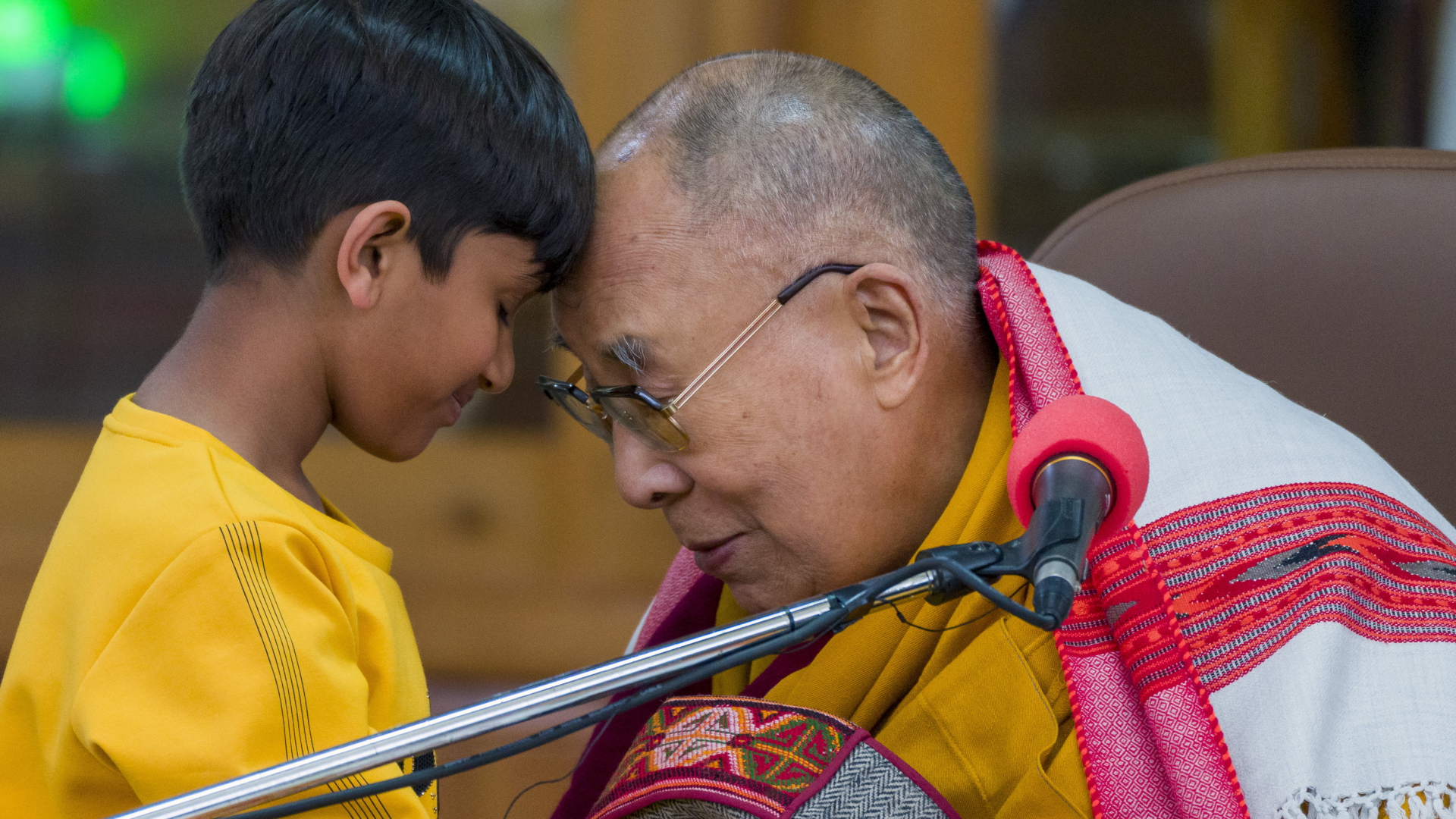 Nach viralem Video: Dalai Lama entschuldigt sich bei Jungen