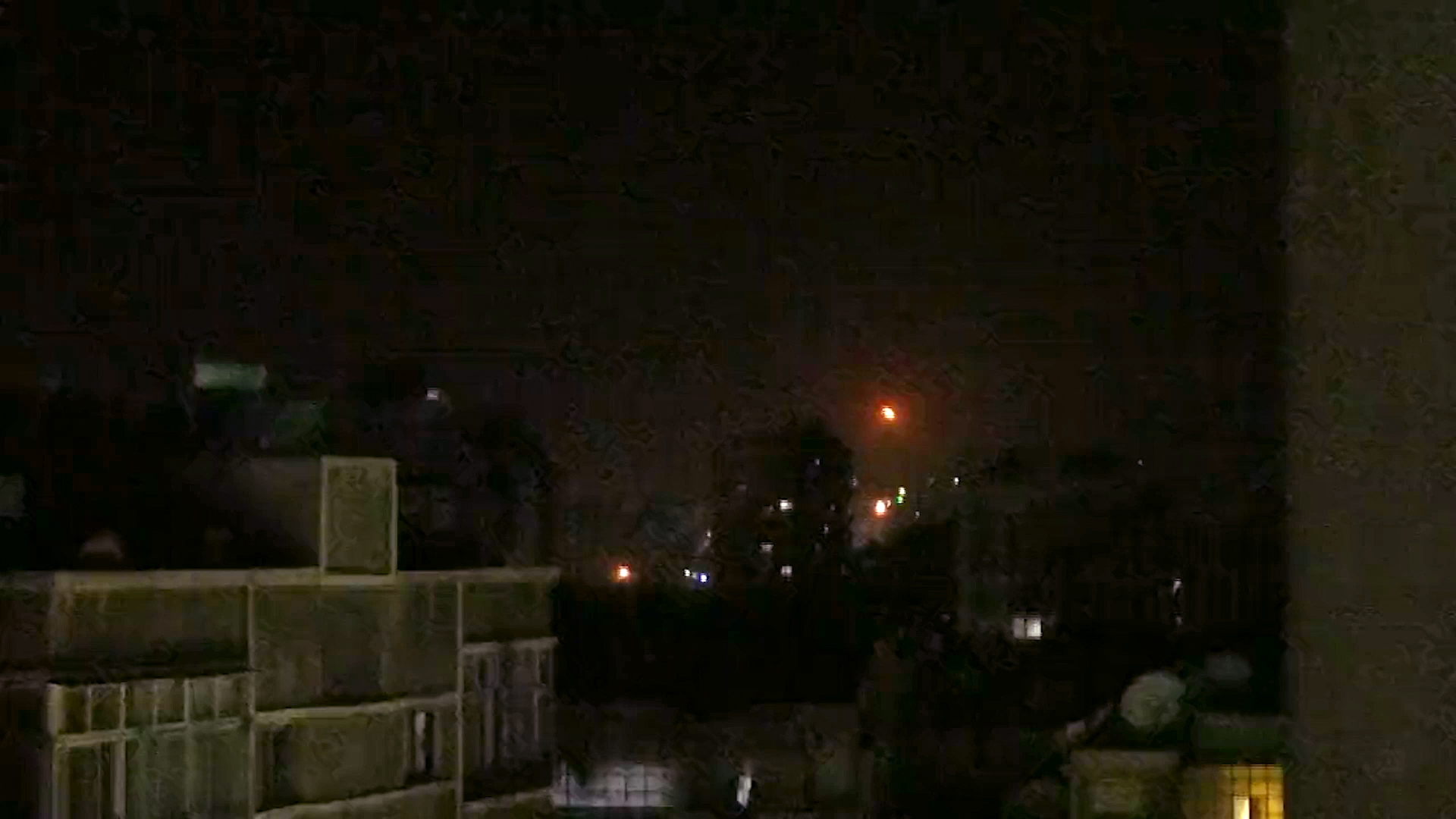 Der Himmel nahe der syrischen Hauptstadt Damaskus während der israelischen Luftangriffe. | AFP