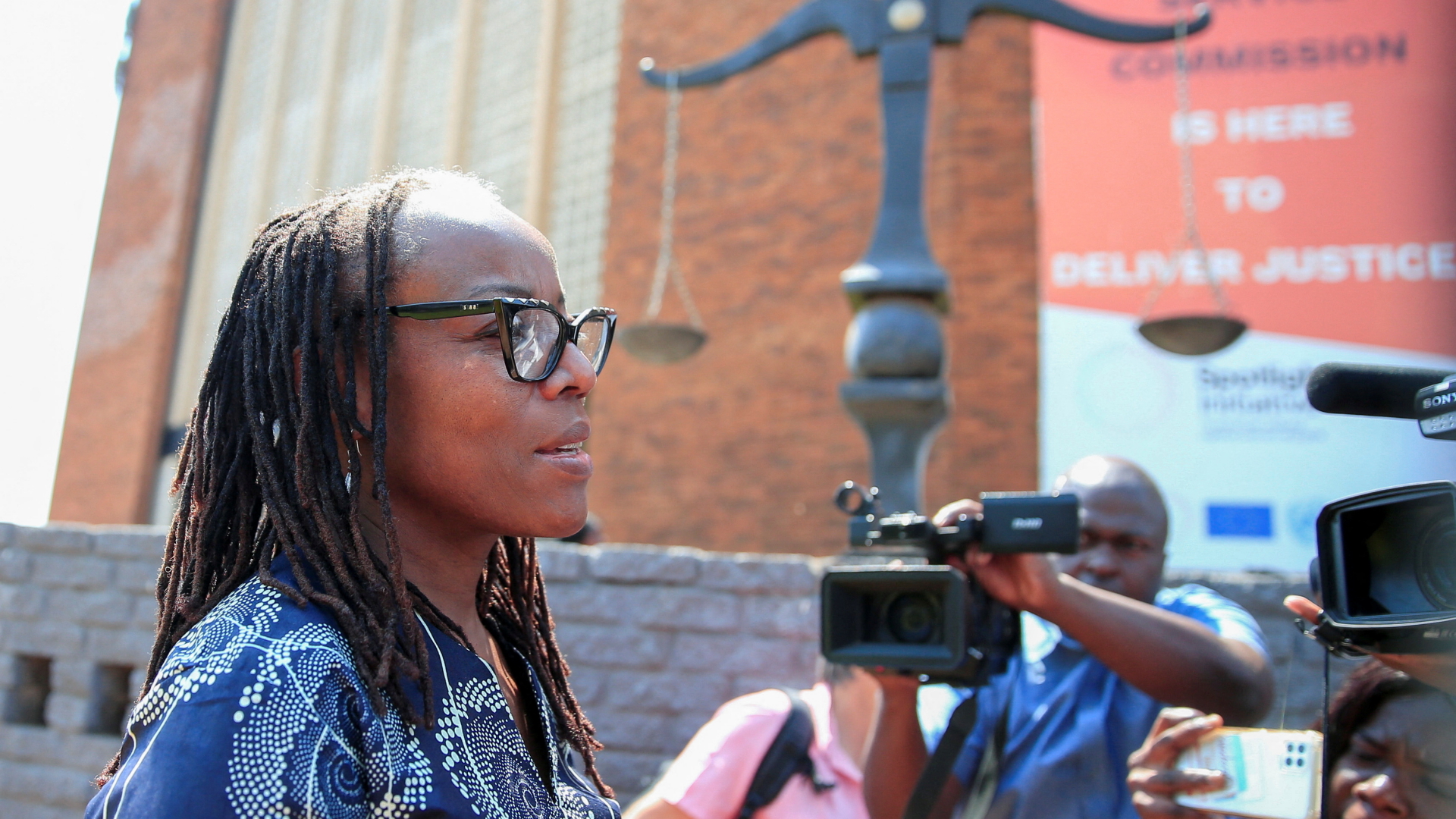 Die simbabwische Autorin Tsitsi Dangarembga vor dem Magistrates Court in Harare | REUTERS