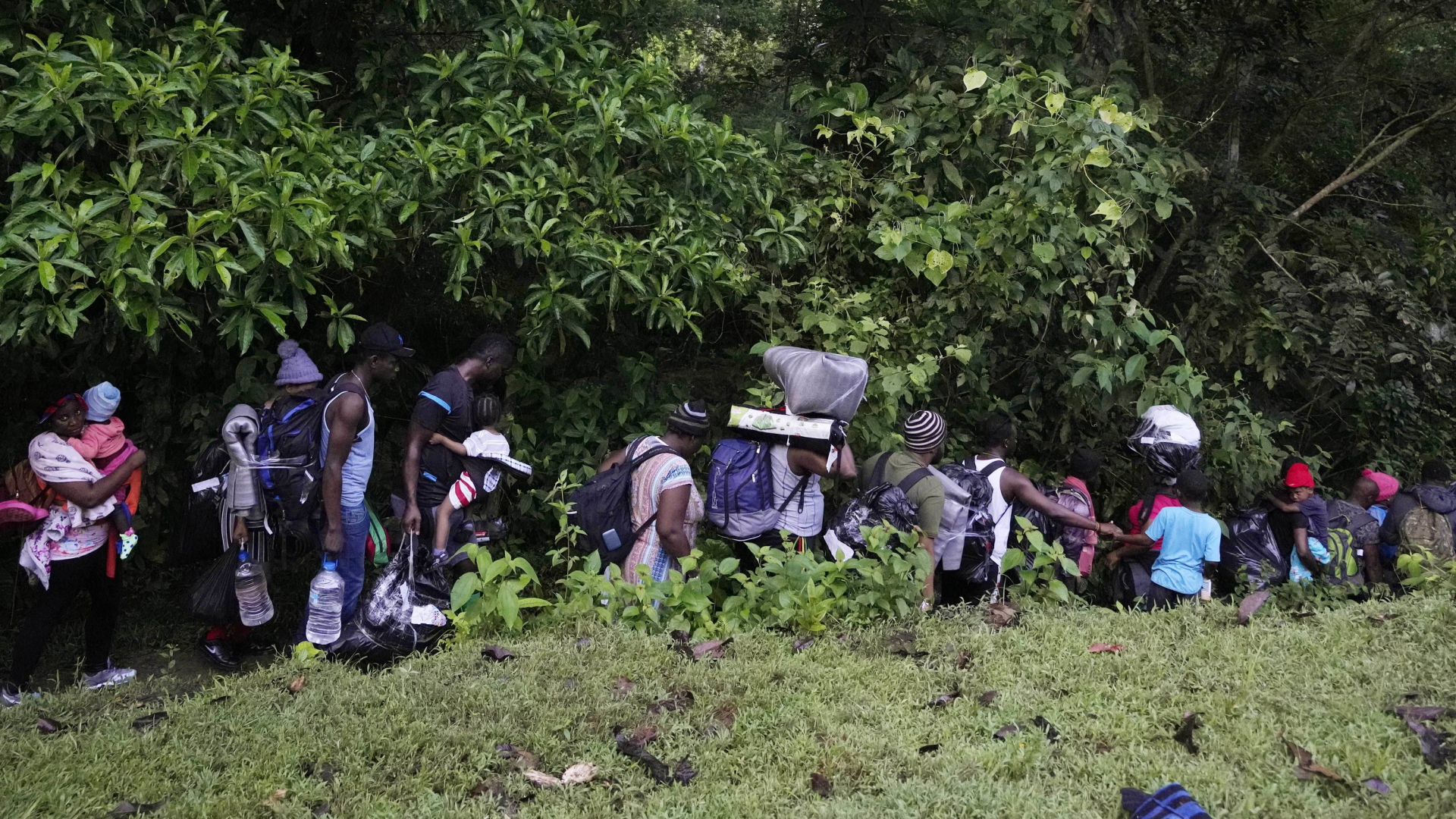 Eine Menschengruppe ist unterwegs zur "Darién Gap" in den Dschungel. | AP