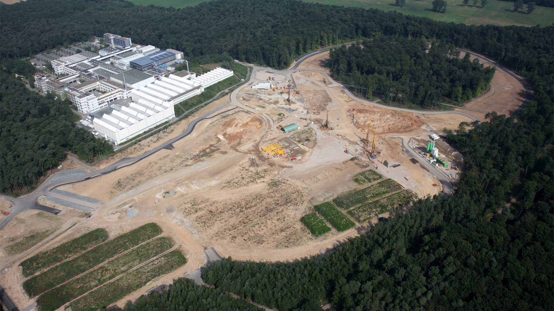 Das Luftbild zeigt das Baufeld der in Darmstadt geplanten Teilchenbeschleunigeranlage Fair. | dpa
