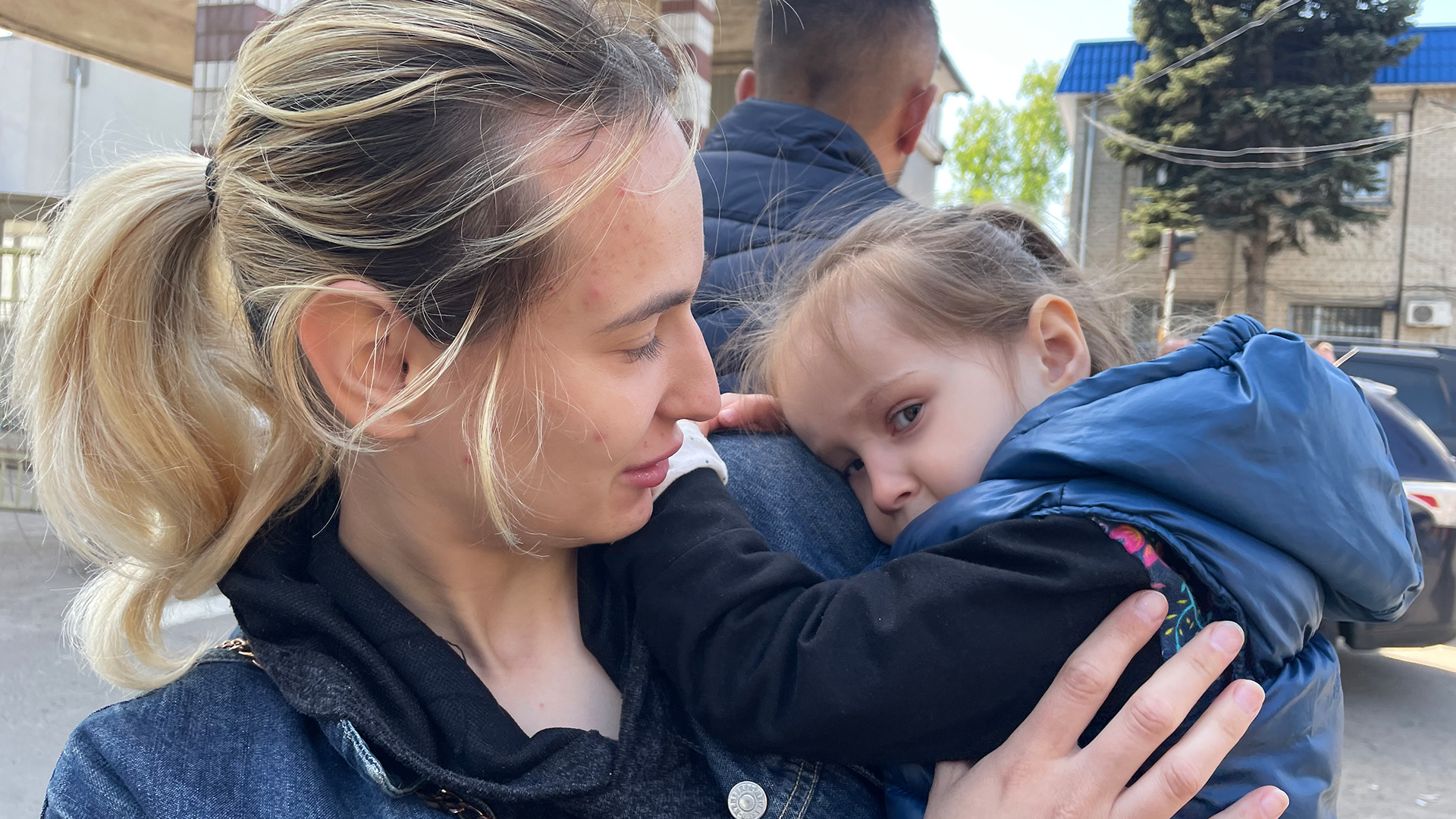 Eine Frau hält ihre Tochter auf dem Arm | Andrea Beer/WDR
