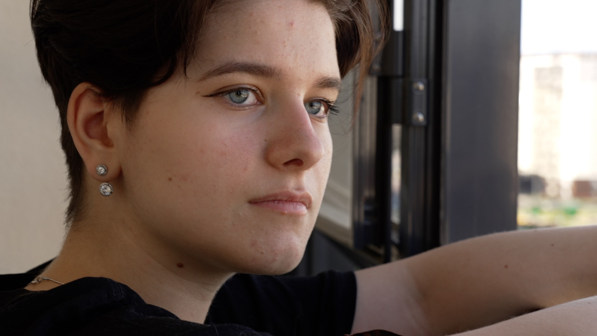Darja Heikinen, eine junge Frau, schaut aus einem Fenster | ARD-Studio Moskau