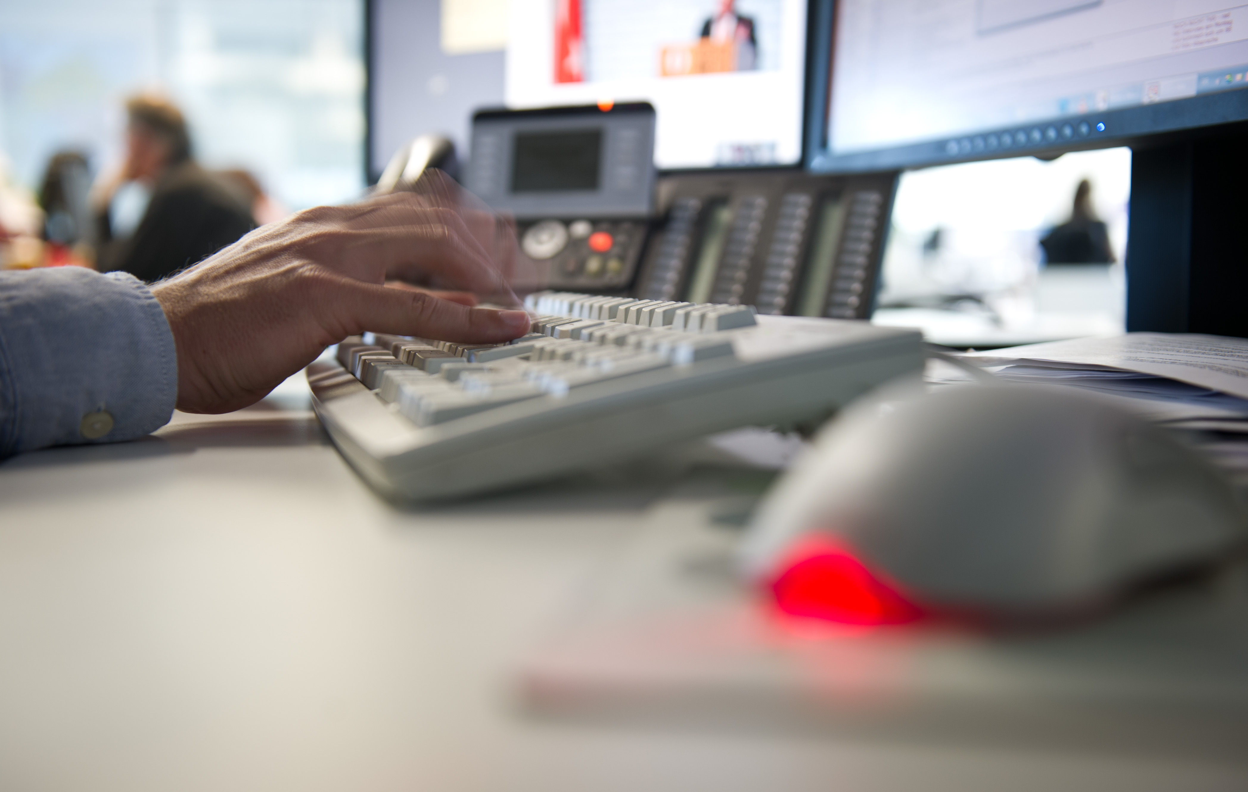 Hände tippen auf einer Tastatur in einem Büroraum | picture alliance / Daniel Naupold/dpa
