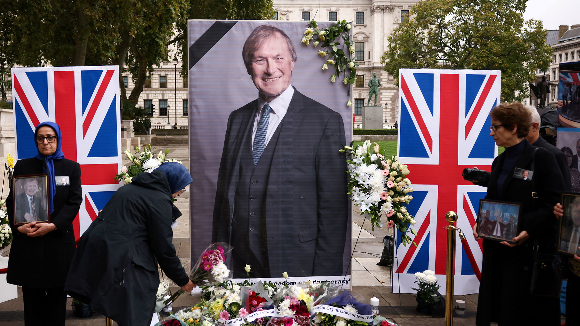 Blumen an einer Gedenkstätte und einer Kondolenzwand für den britischen Abgeordneten David Amess. | REUTERS