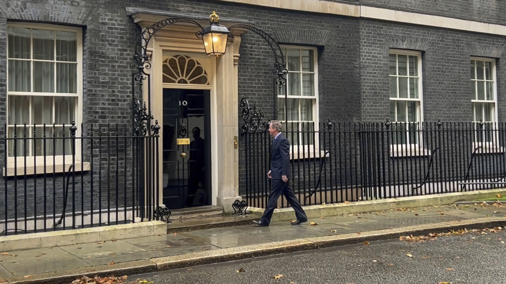 David Cameron vor der Downing Street Nr. 10 in London